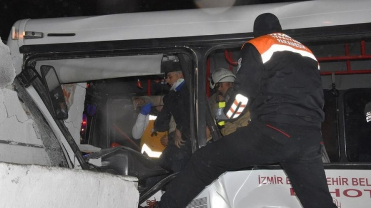 Personel servis otobüsü eve çarptı: 3 yaralı