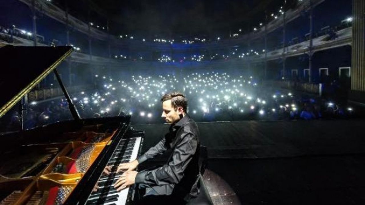 'Dünyanın en hızlı piyanisti' İzmir'e geliyor