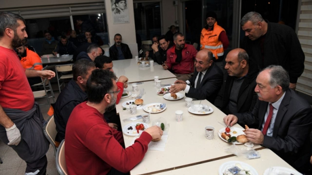 Hasan Arslan şantiye işçileriyle birlikte kahvaltı düzenledi