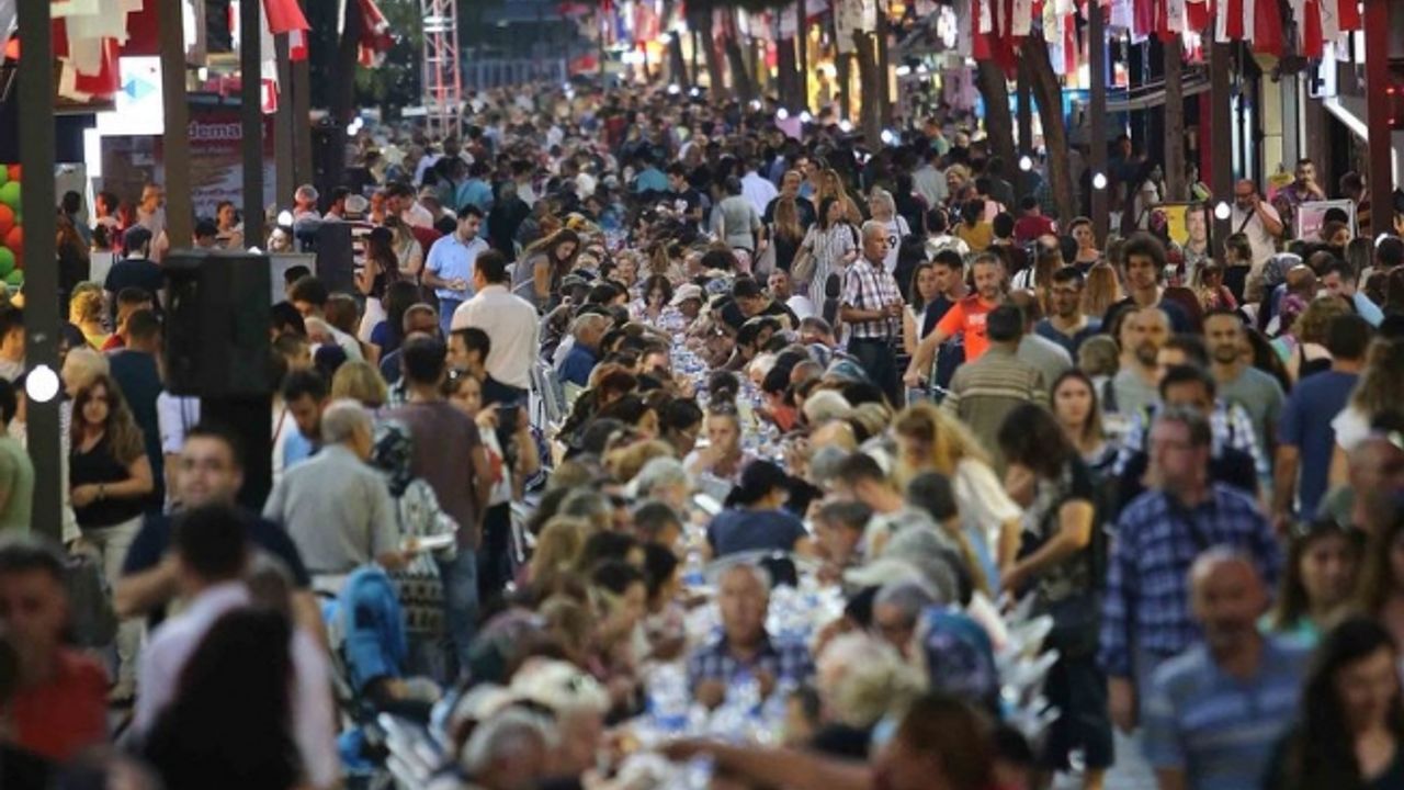 Karşıyaka'da Kadir Gecesi'nde dev iftar sofrası kurulacak