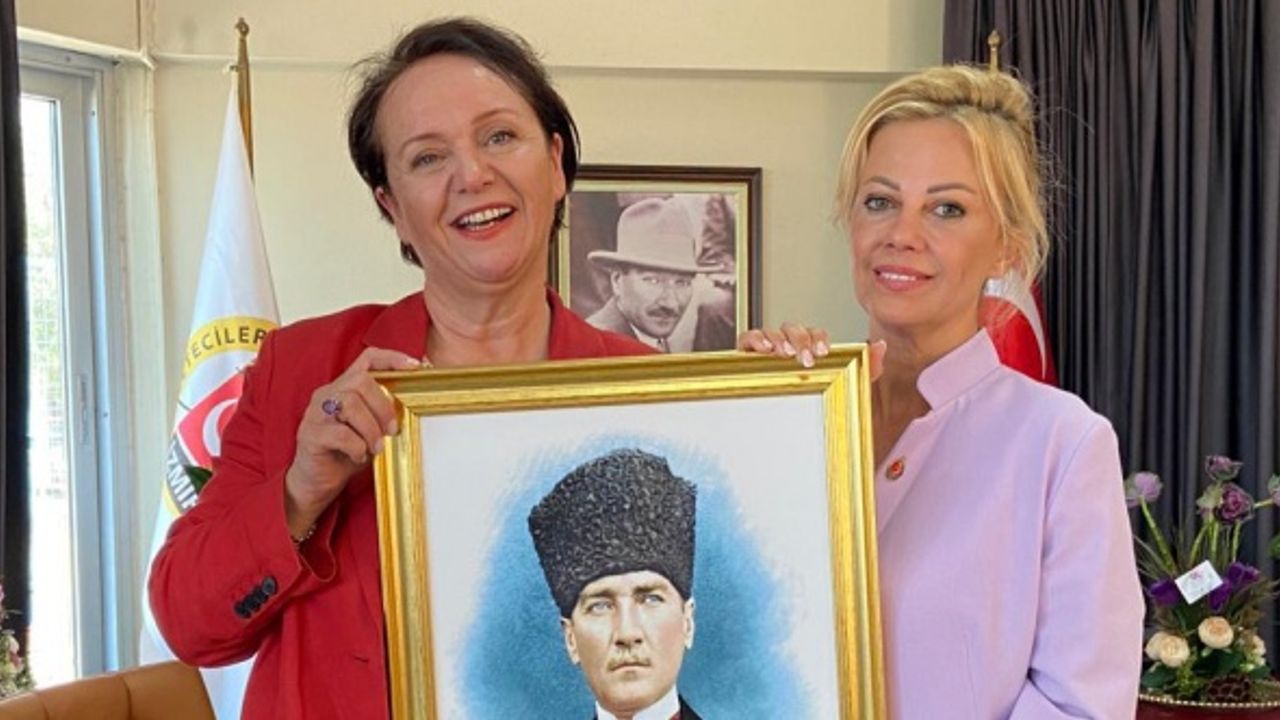 İGC'de devir teslim: Misket Dikmen'den Gappi'ye Atatürk portresi