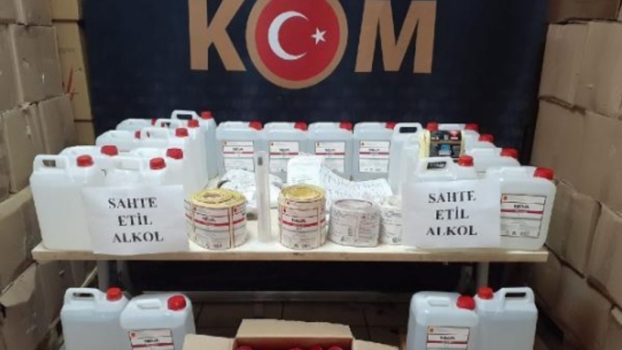 İzmir'de piyasa değeri 3 milyon liralık kaçak ürün ele geçirildi