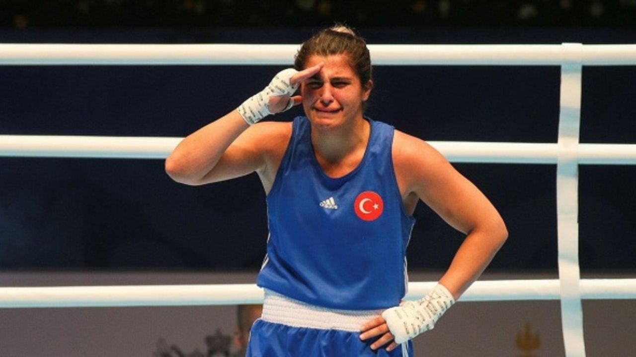 Türk boksör Busenaz Sürmeneli, Fransa'da altın madalya kazandı