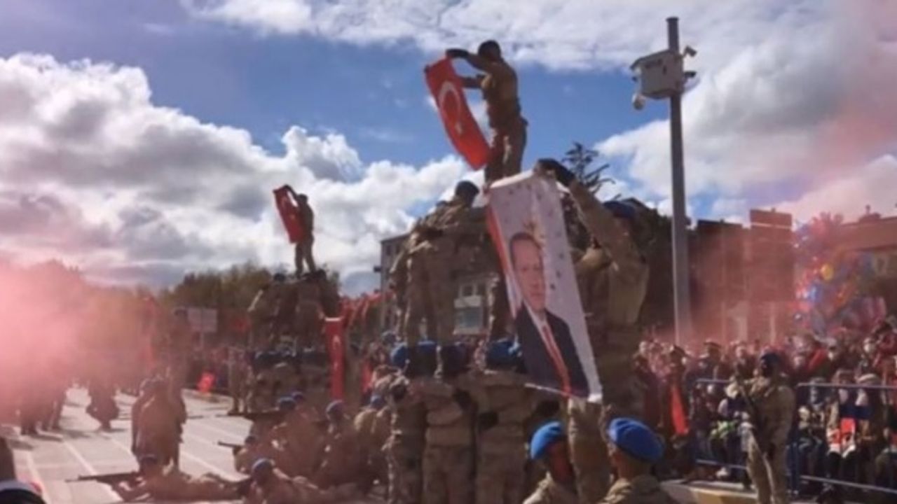 Askerlere Erdoğan posteri açtırıldı: Cumhuriyet'i kuranlara saygısızlıktır!