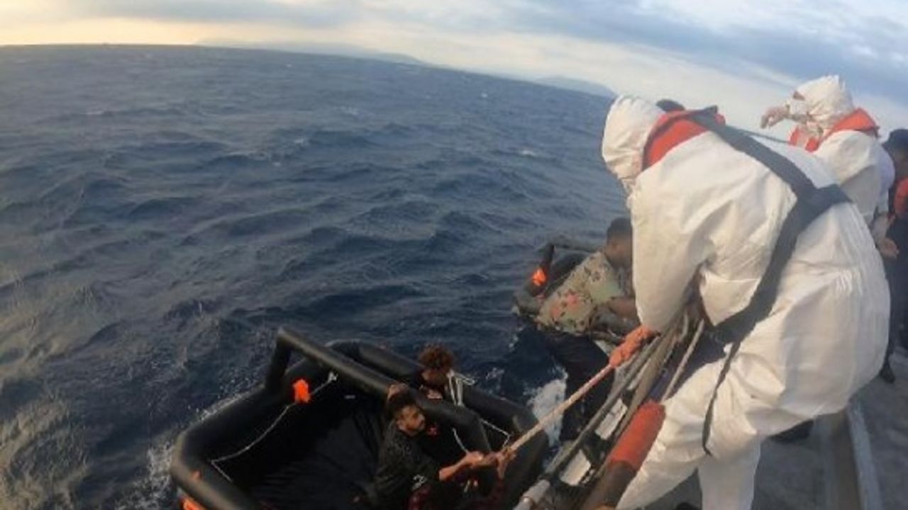 Çeşme ve Dikili açıklarında 55 göçmen kurtarıldı 