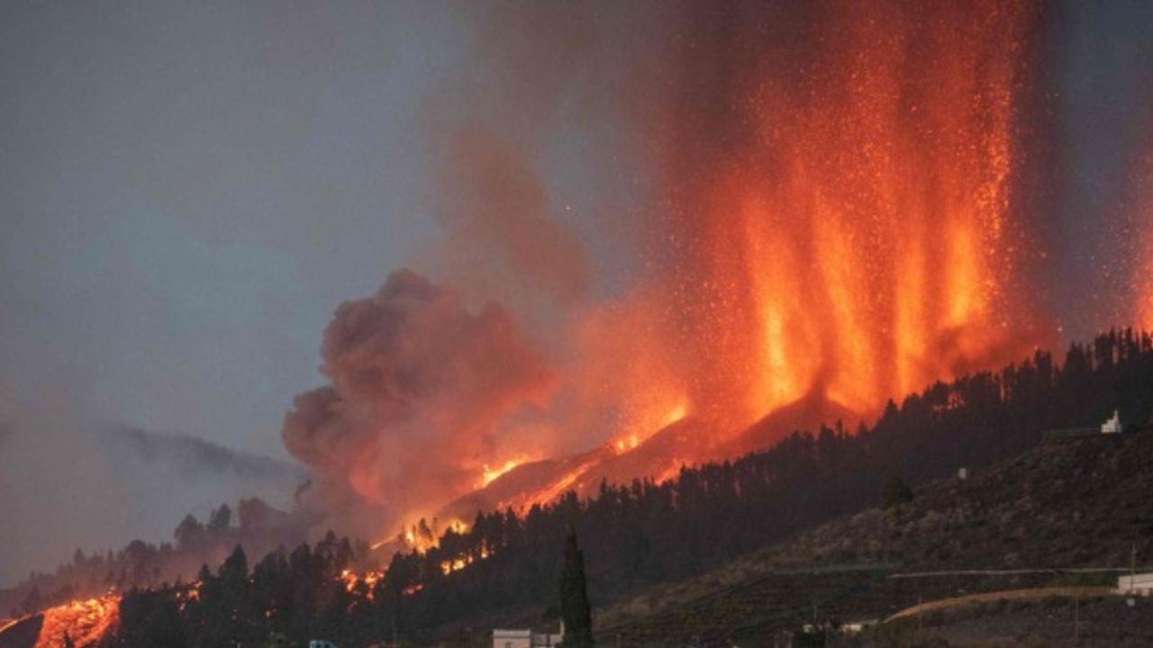 İspanya'daki yanardağ 1 aydır faaliyette