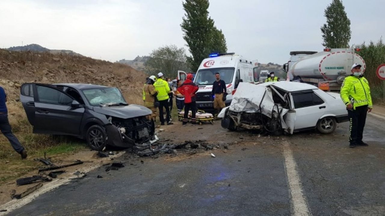 İzmir'de iki otomobil kafa kafaya çarpıştı: 3 ölü, 3 yaralı
