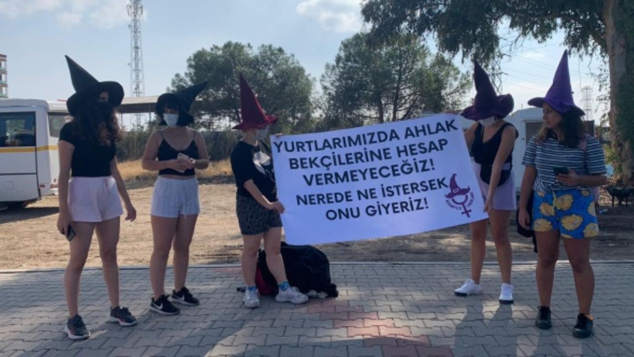İzmir’de KYK yurdundaki pijama yasağına 'pijamalı' protesto