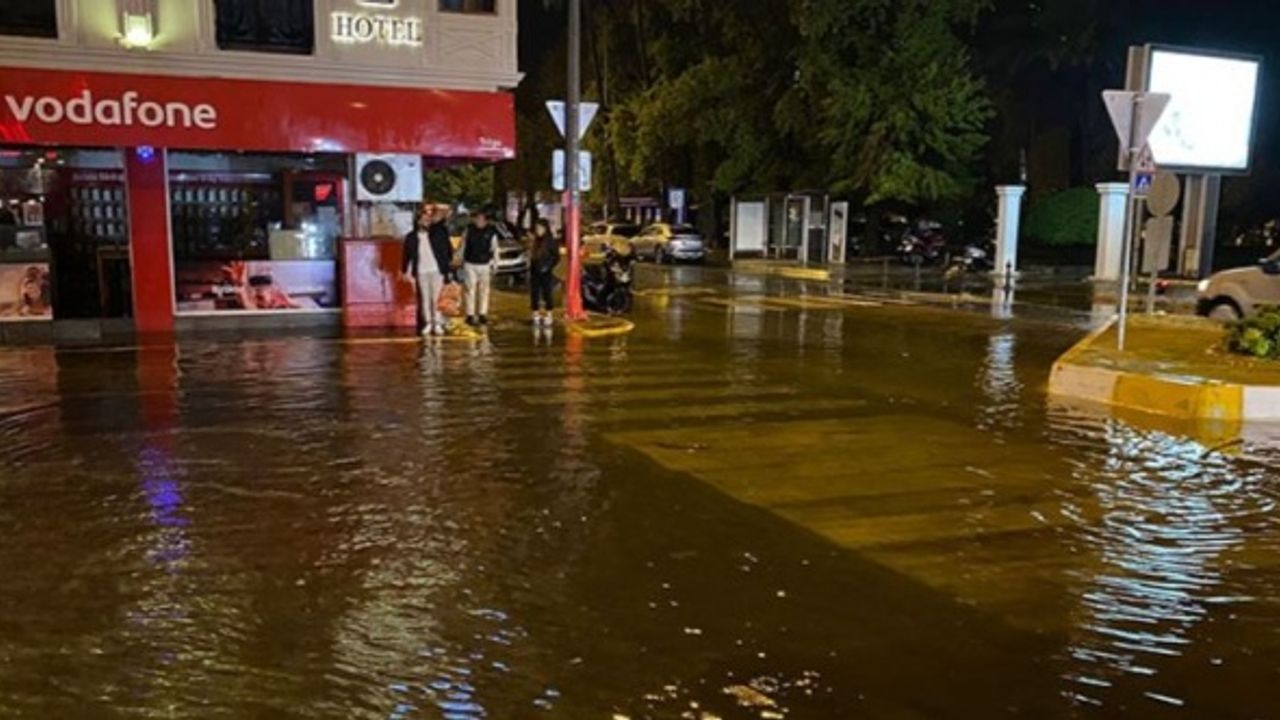 Turizm cennetinde aşırı yağış: Caddeler sular altında
