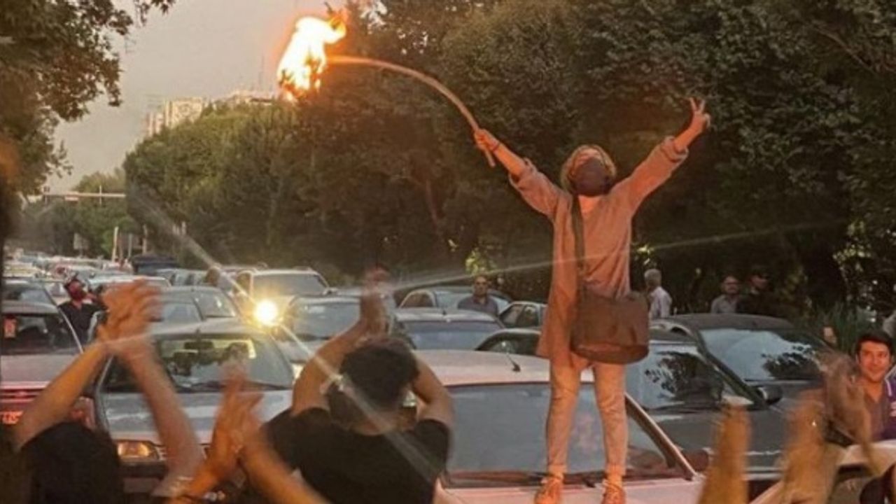 İran'da kadınlar başörtülerini yakıyor!