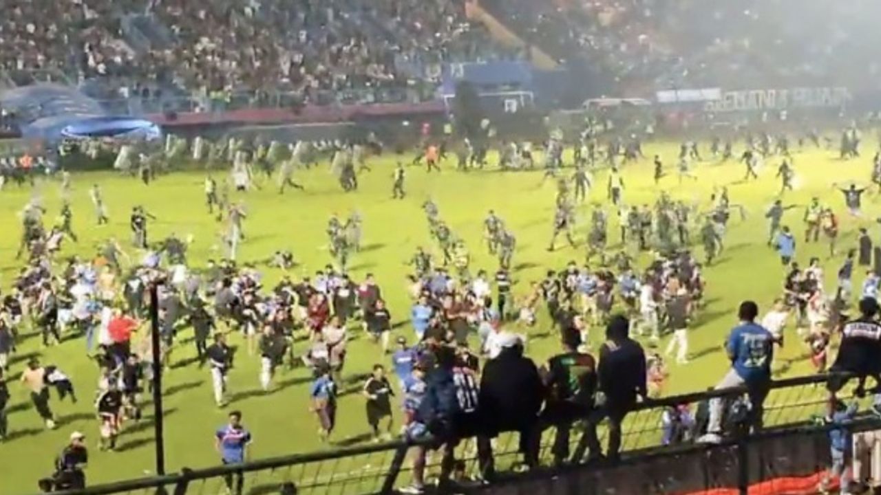 Futbol maçında izdiham: En az 127 kişi hayatını kaybetti