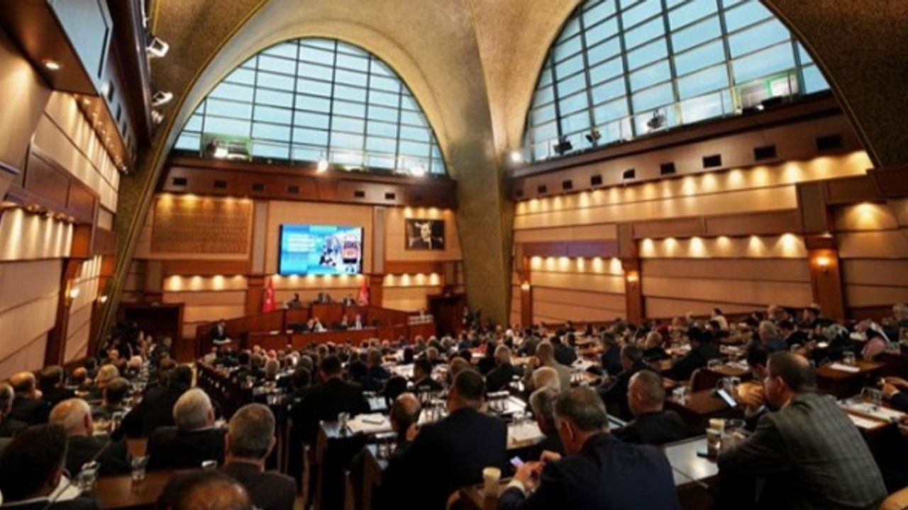 İBB Meclisi’nde küfür polemiği: AKP grubu özür diledi