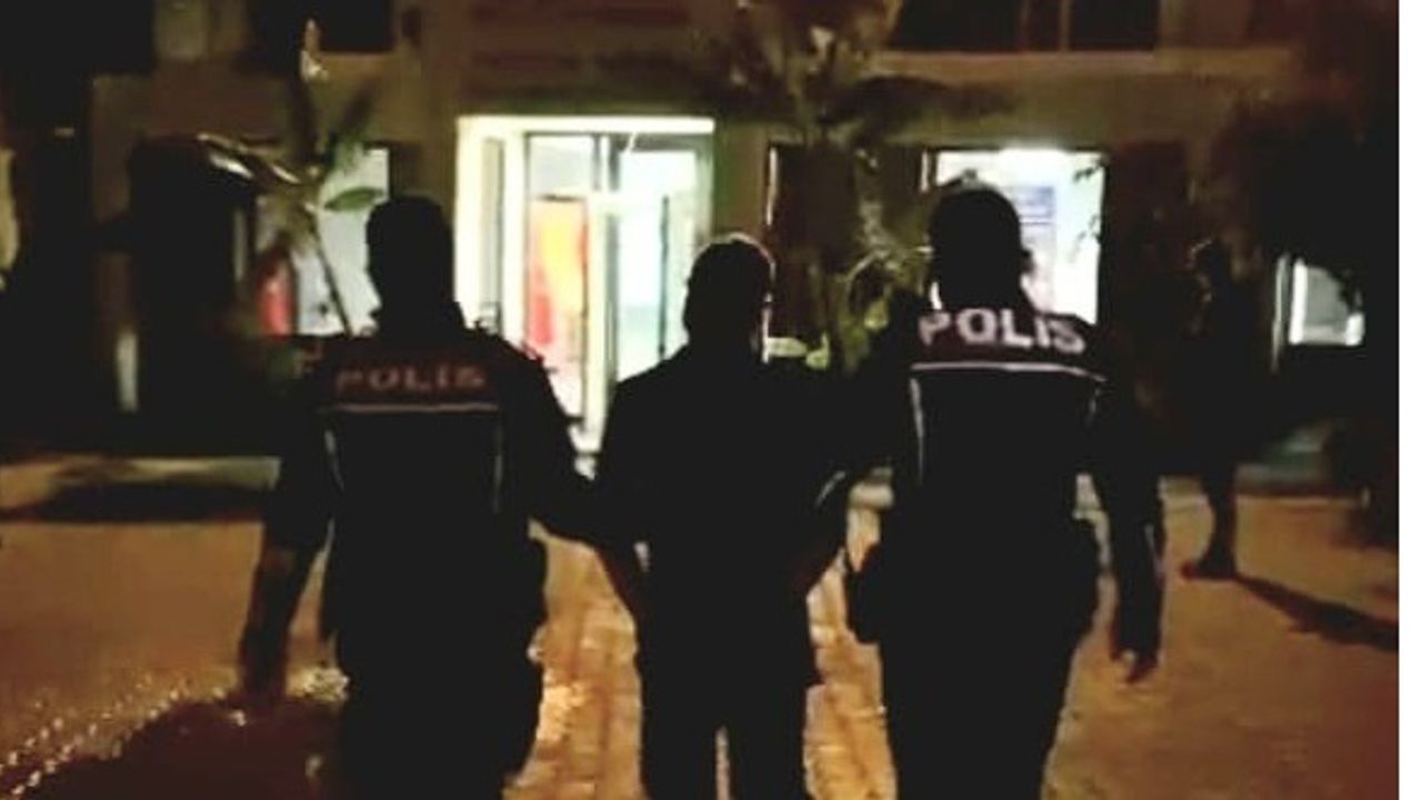 İzmir'de yoldaki motosikletliye çantayla vurup düşüren şüpheli yakalandı