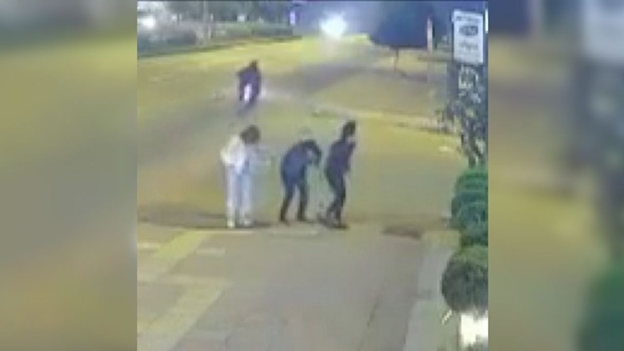 Yolda yürüyen kadınlara motosikletli saldırı