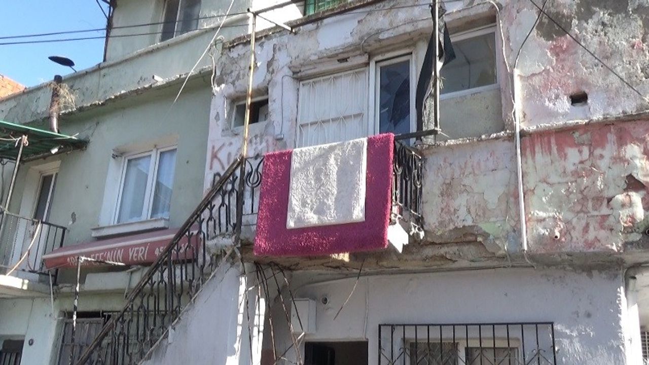 İzmir'de balkonun çökme anı kamerada