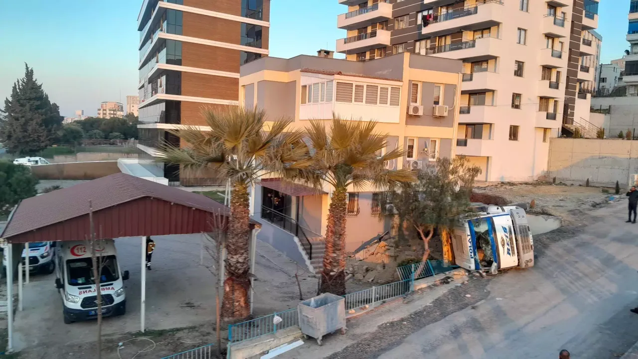 İzmir’de freni boşalan kamyon 112 binasının duvarını yıktı