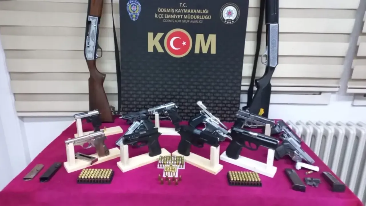 İzmir'de silah kaçakçılığı operasyonunda 3 şüpheli yakalandı