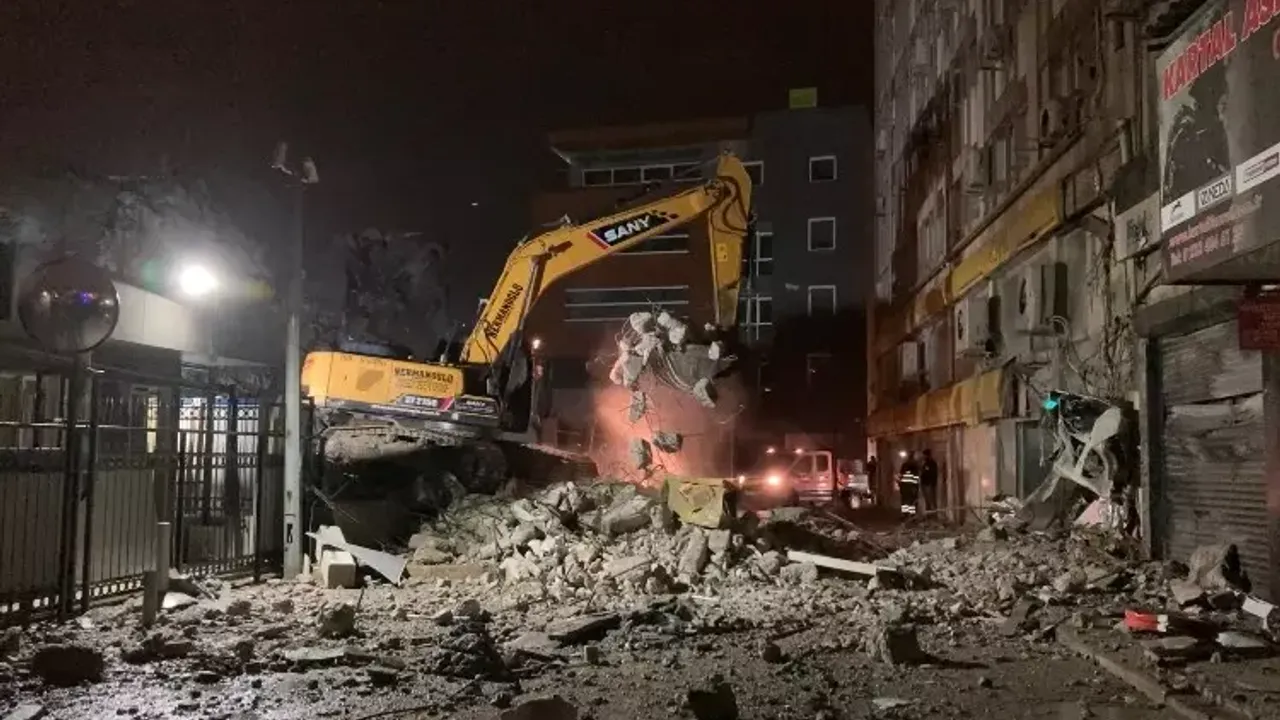 Eski İl Emniyet Müdürlüğü binasının enkazı temizleniyor
