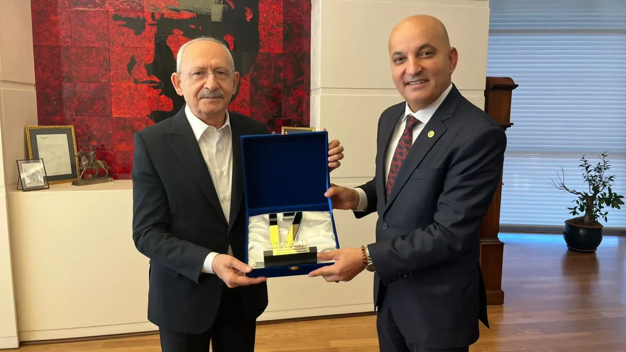 'İz Bırakanlar Ödülü' CHP Lideri'ne ulaştı