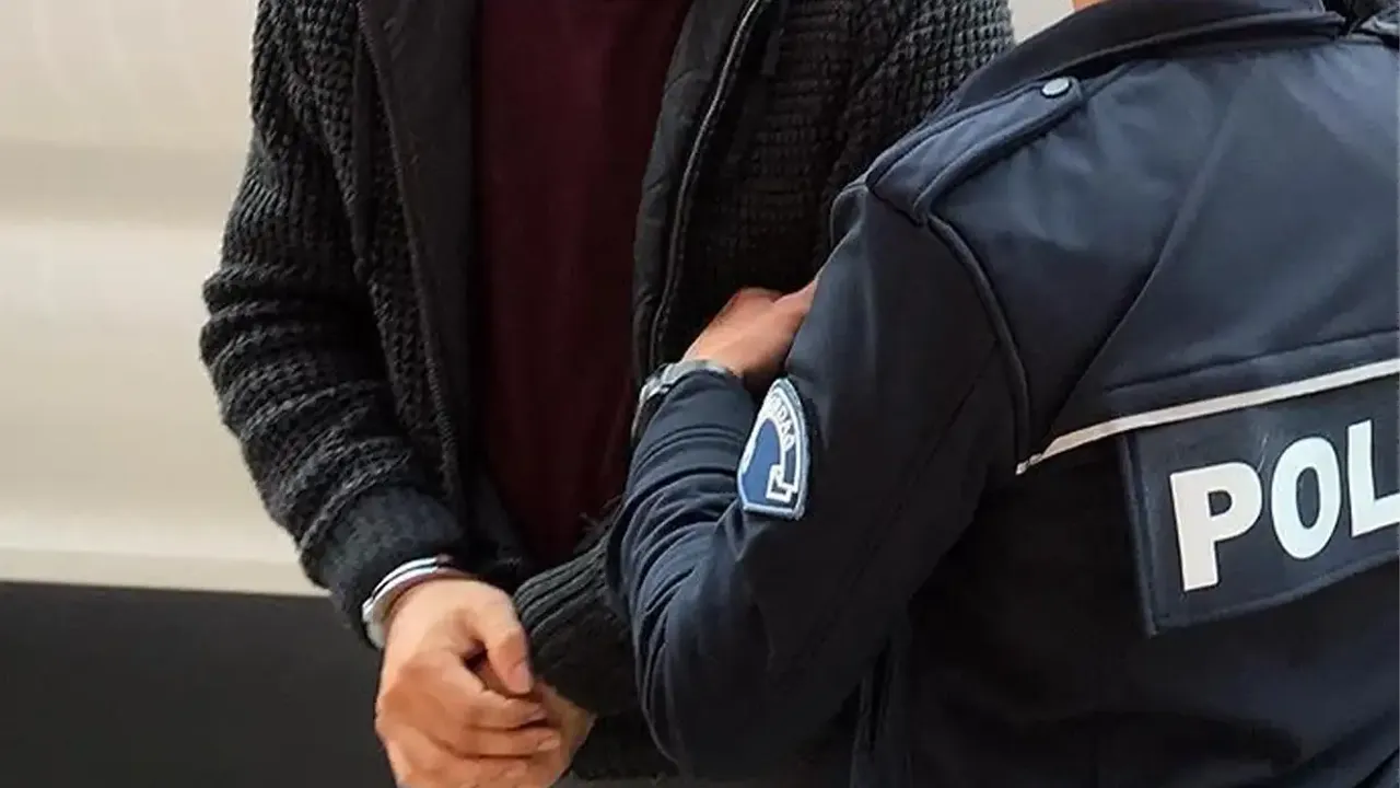İzmir’de 5 adet ruhsatsız silah ele geçirildi: 2 gözaltı