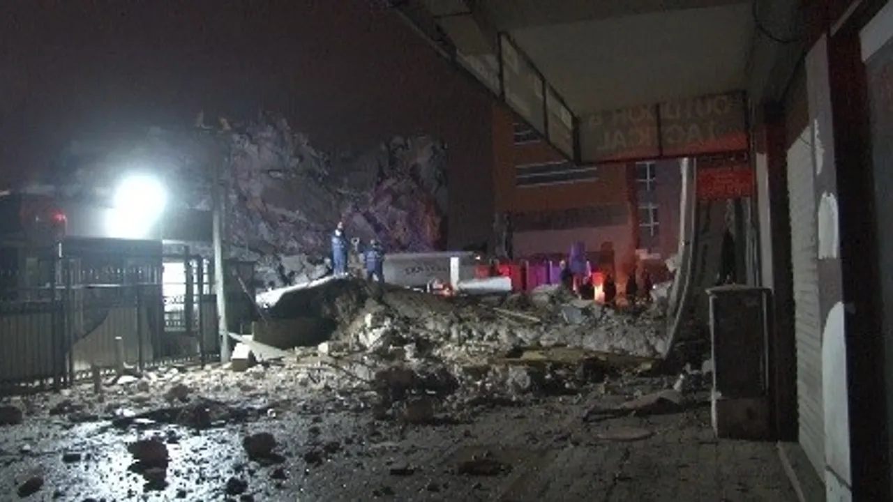 İzmir’de Emniyet Müdürlüğü binası çöktü