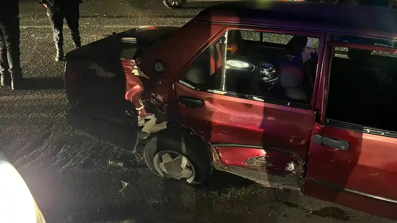 Otomobil, servis aracıyla çarpıştı: 2 yaralı