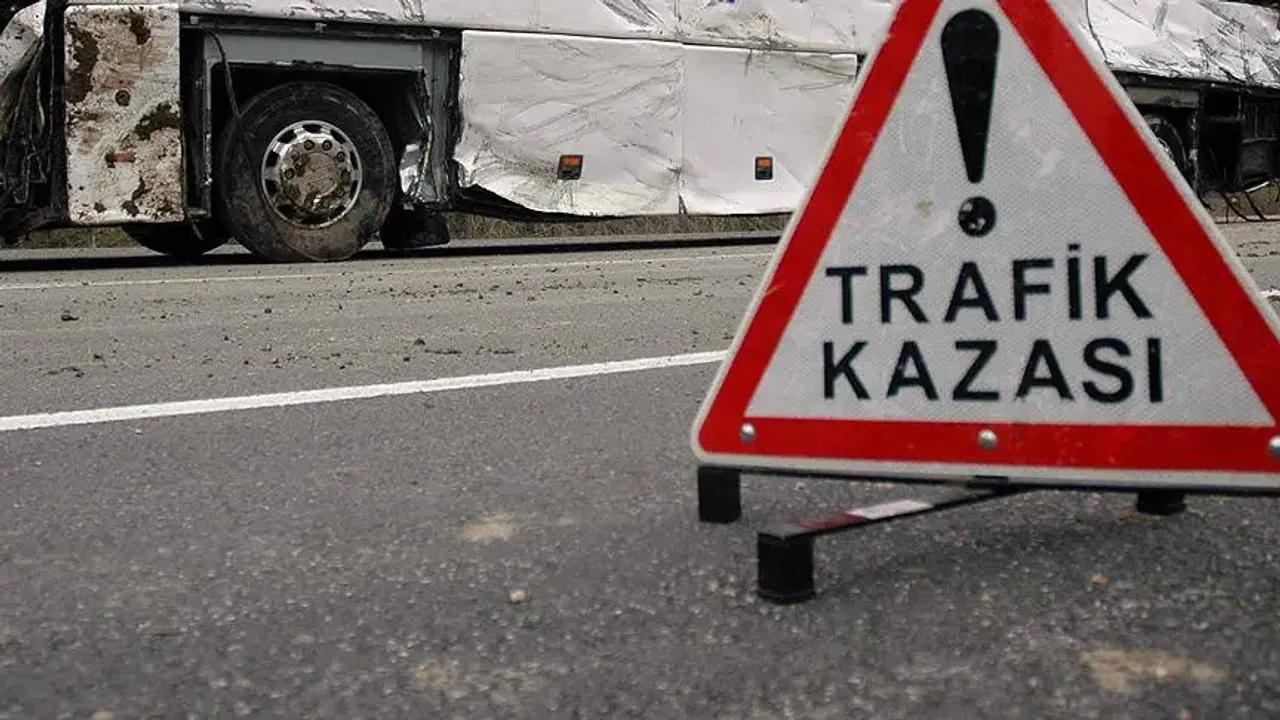 İzmir'de iki otomobilin çarpıştığı kazada 4 kişi yaralandı