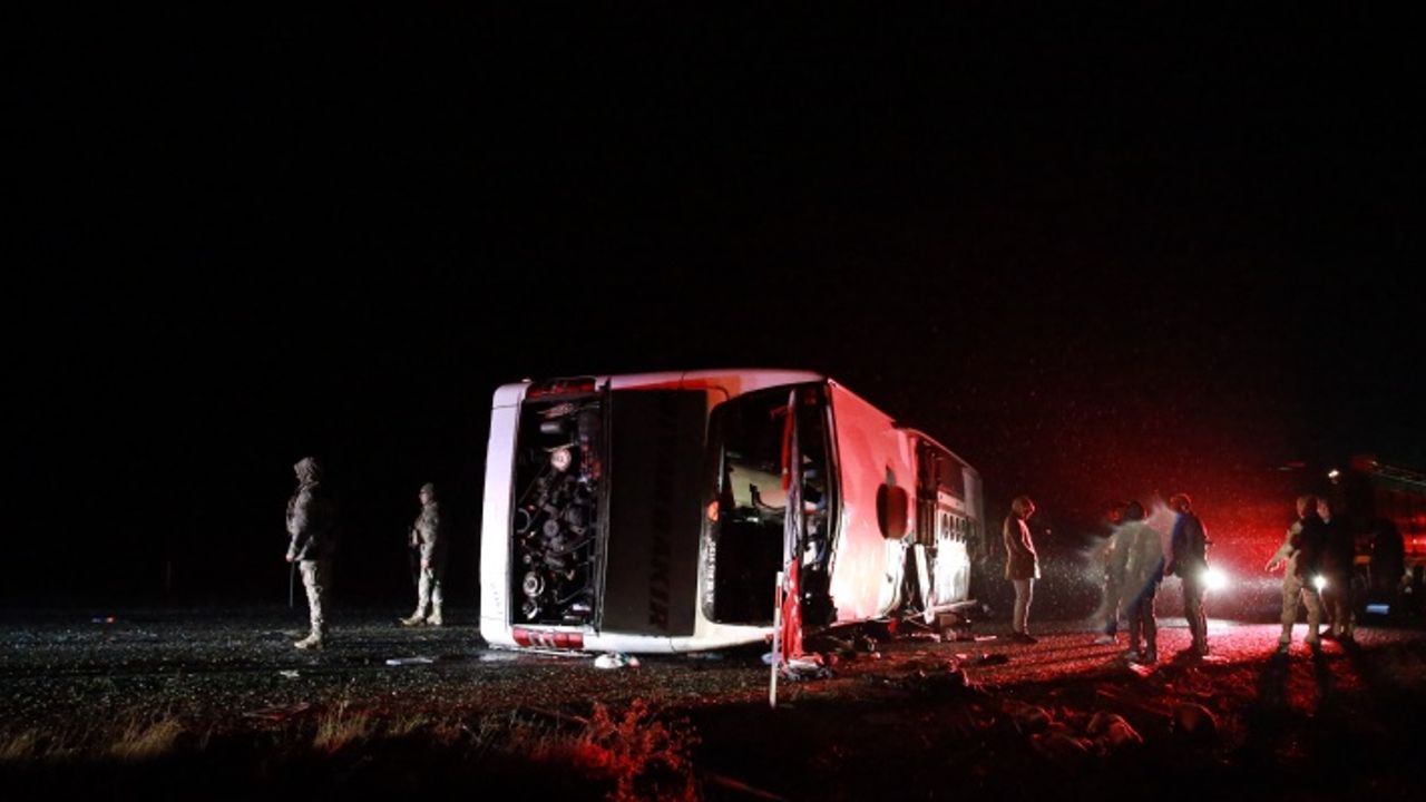 Yolcu otobüsü devrildi: Biri bebek beş kişi öldü
