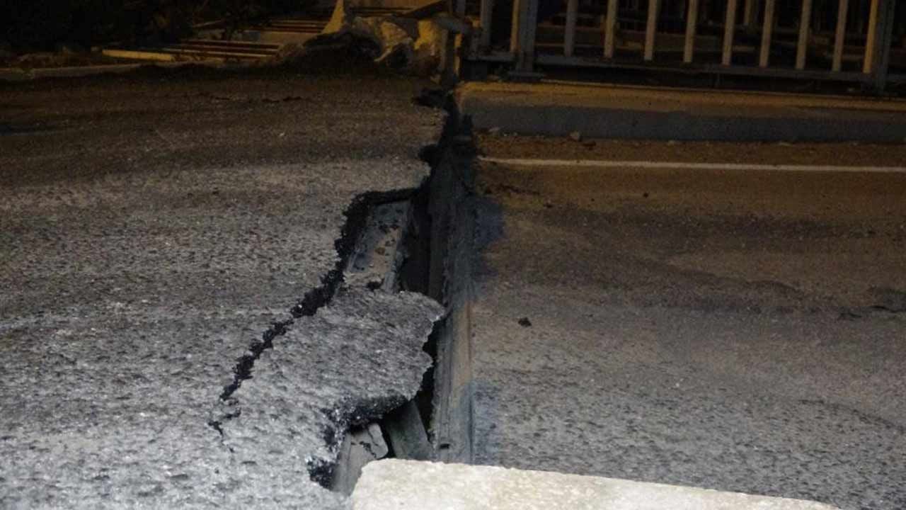 Hatay'daki deprem sonrası bir köprü yoldan ayrıldı!
