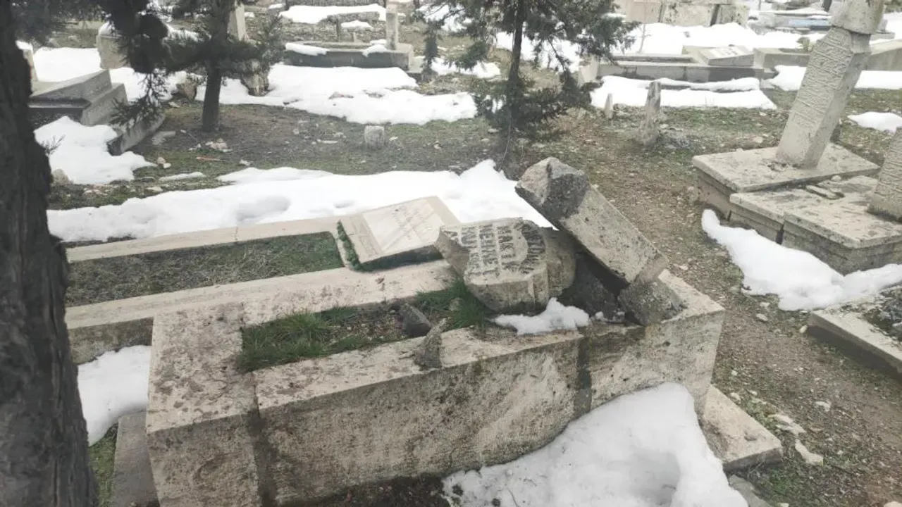 250 yıllık tarihi mezarlığı deprem vurdu