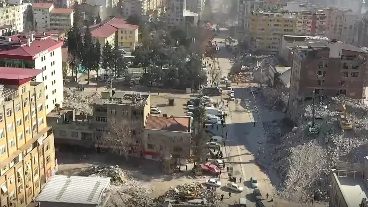 Deprem alanında şüpheli ölüm: Kepçe operatörü gözaltına alındı