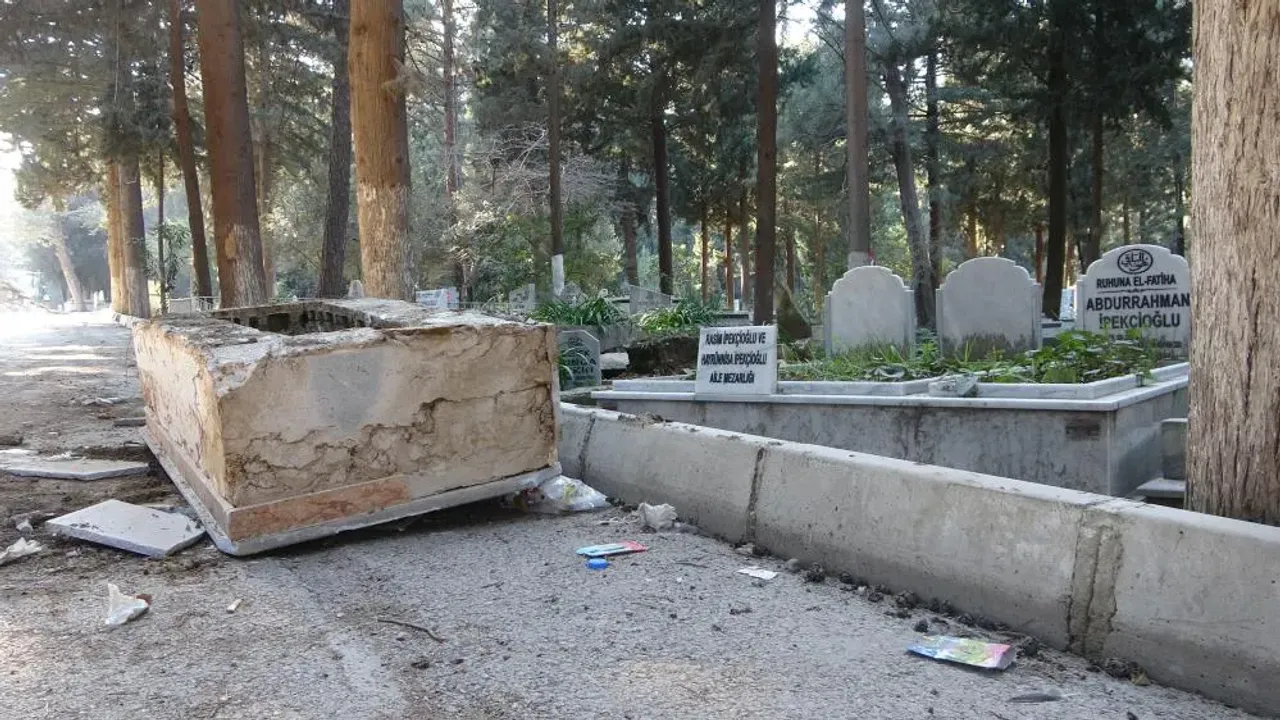 Deprem sonrası bazı mezarlar yola uçtu