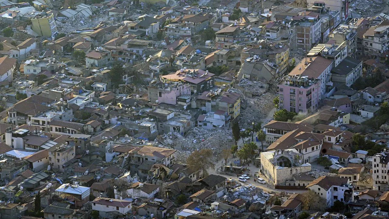 Depremde yıkılan ve acil yıkılması gereken bina sayısı kaç?