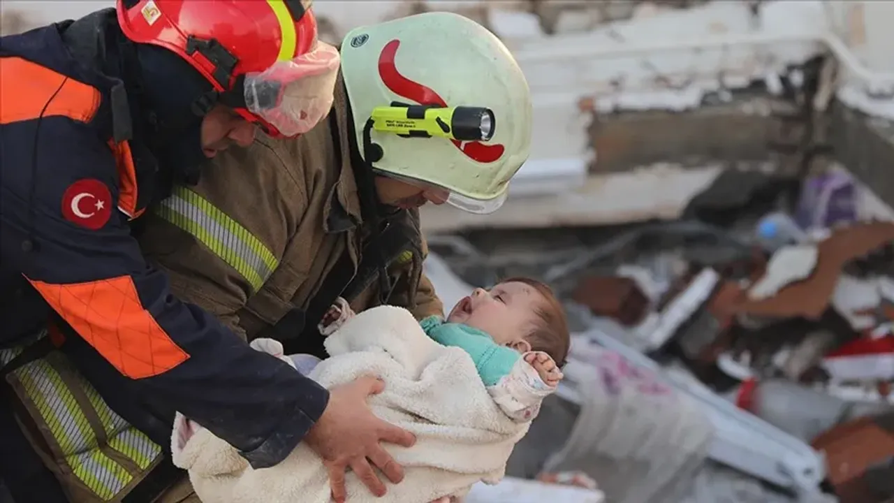Depremden 29 saat sonra gelen mucize: Hatay’da anne ve 6 aylık bebeği enkazdan çıkarıldı