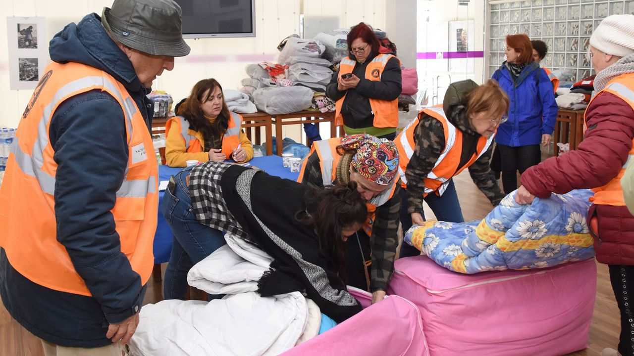 Foça'da deprem bölgesi için yardımlar toplandı