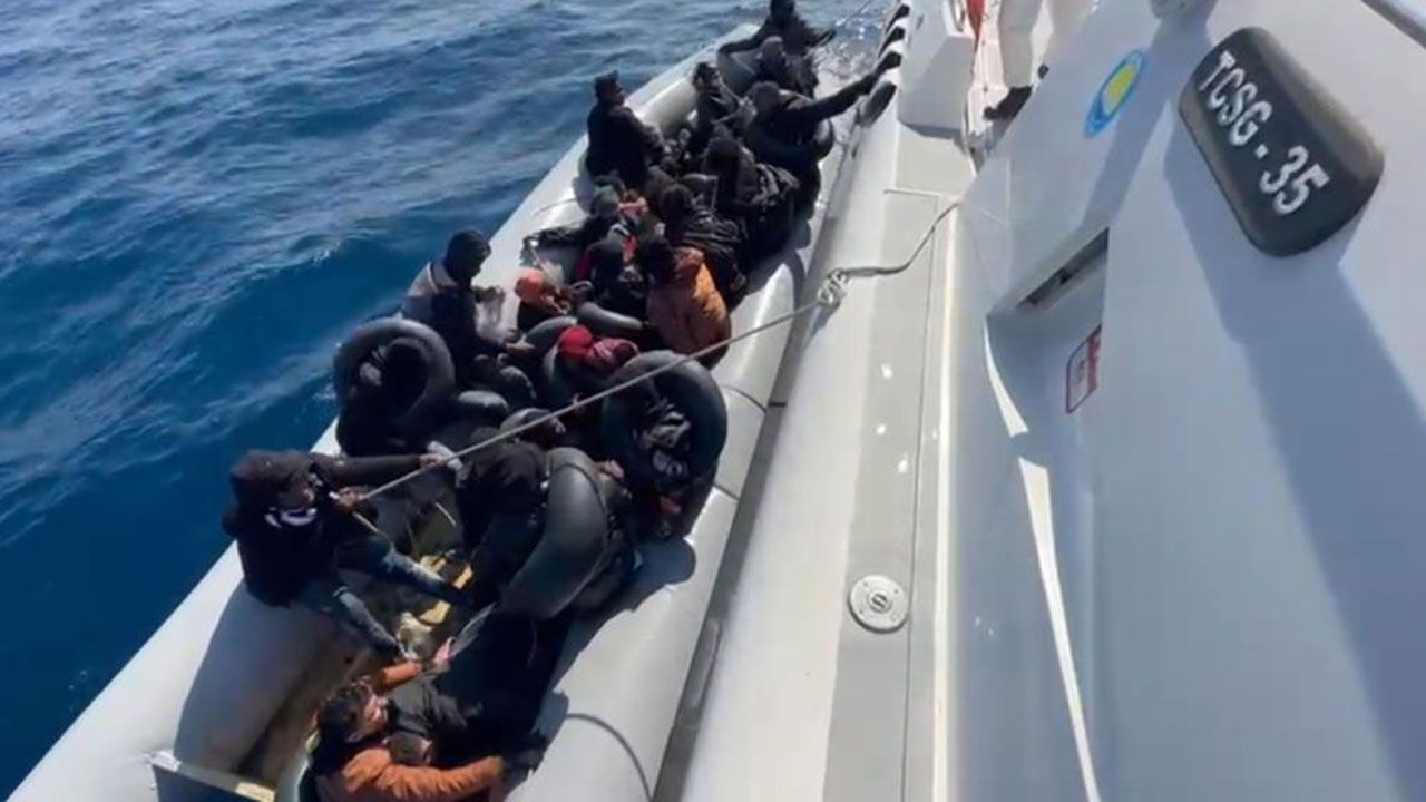 İzmir'de 30 göçmen kurtarıldı!