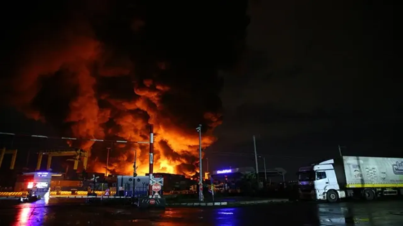 İskenderun Limanı'nda yangın sürüyor