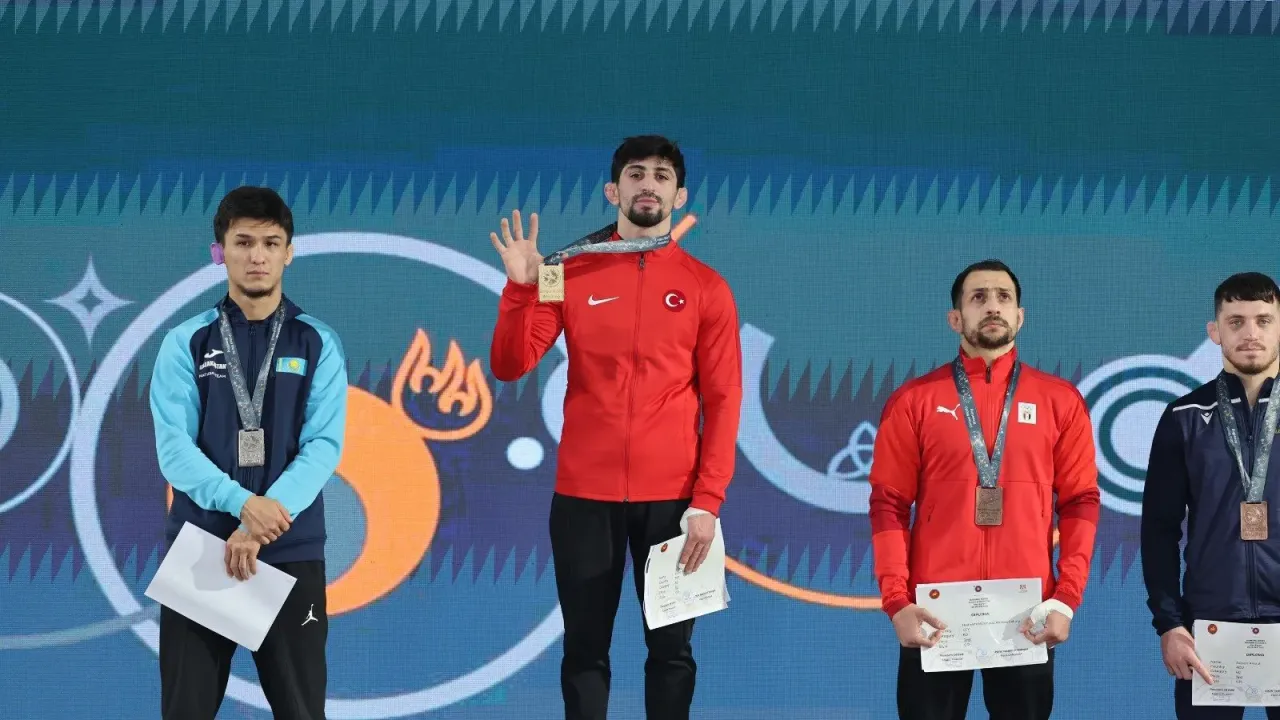 İzmir Büyükşehir sporcusu madalyasını depremzedelere bağışladı