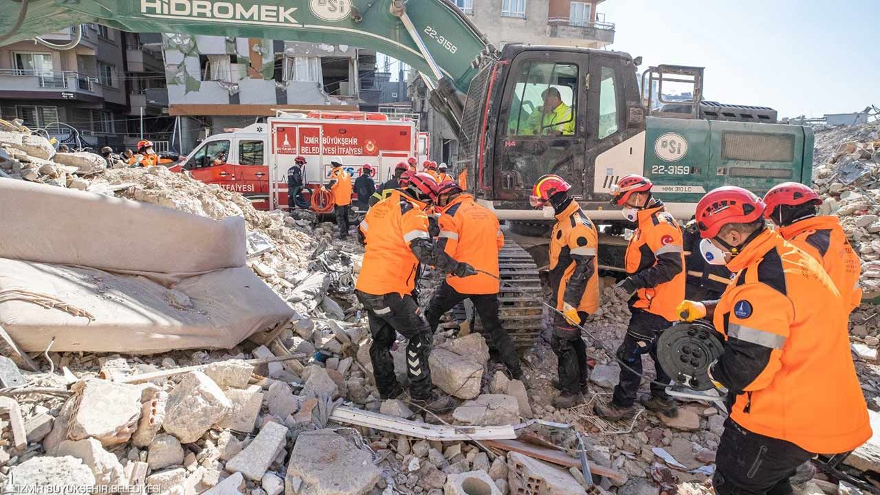 İzmir'in deprem bölgesindeki itfaiye ekibi pes etmiyor: Son vatandaşımızı alana kadar burdayız!