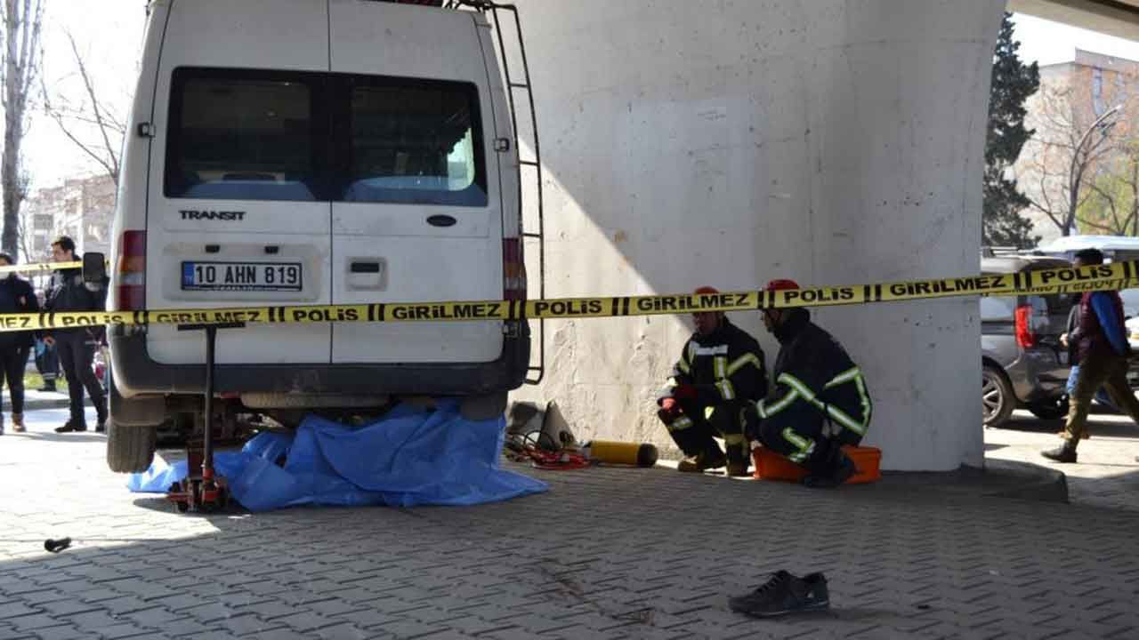 Manisa'da minibüs ile motosiklet çarpıştı: 1 ölü!