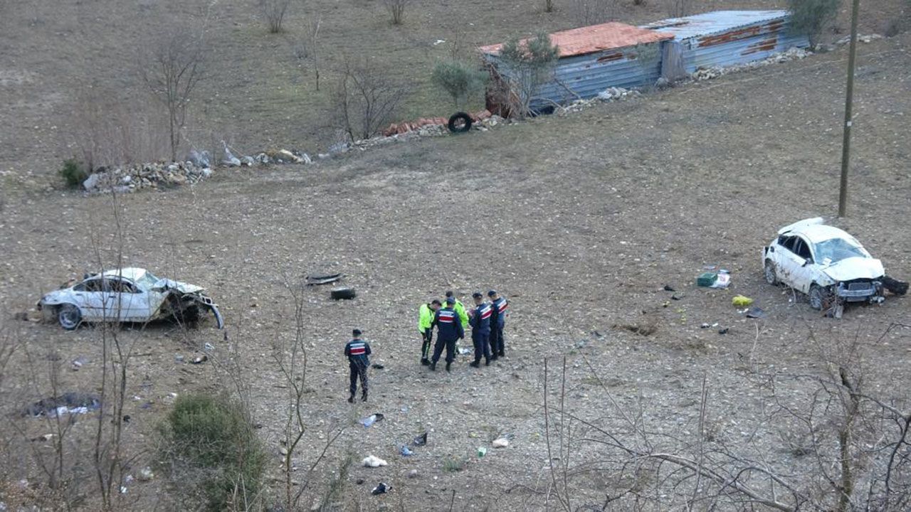 Isparta'da çarpışan iki otomobil uçuruma düştü: 2 ölü, 1 yaralı