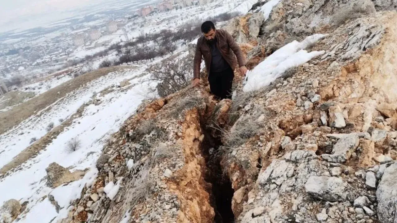 Korkunç manzara: Deprem dağı ikiye böldü