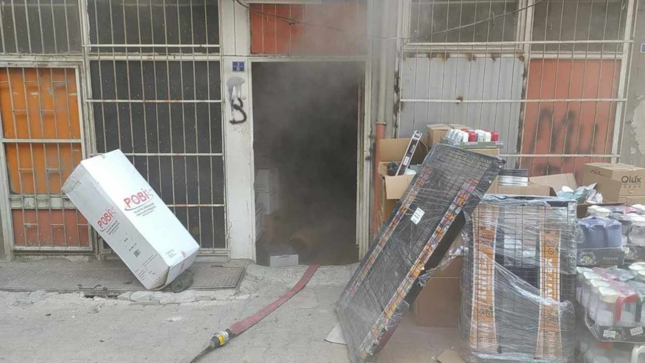 Mağaza deposunda yangın: 1 kişi öldü, 3 itfaiye personeli dumandan etkilendi
