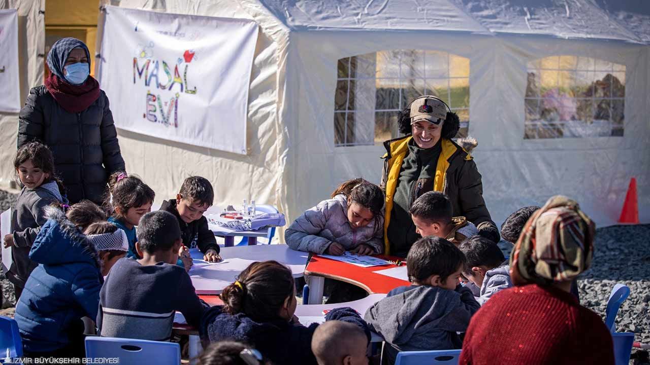 İzmir'den deprem bölgesine çocuklar için Masal Evi