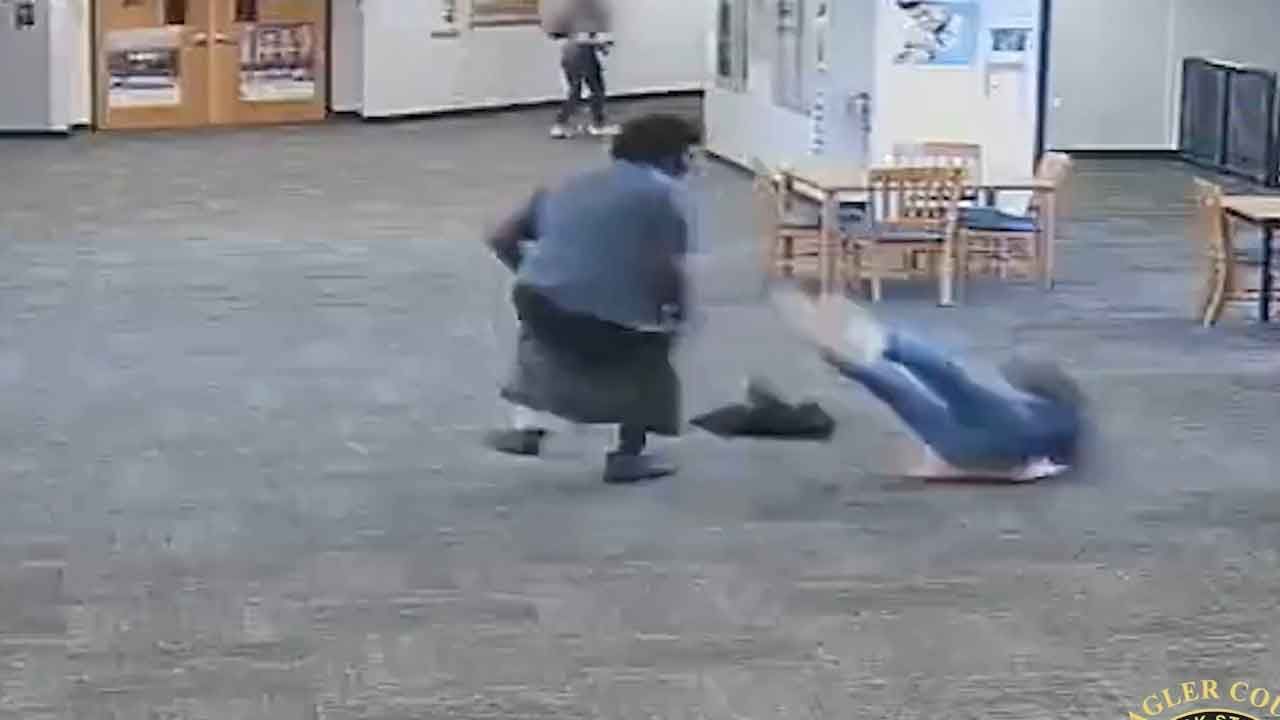 Okulda şok olay! Öğretmenini bayıltana kadar dövdü!