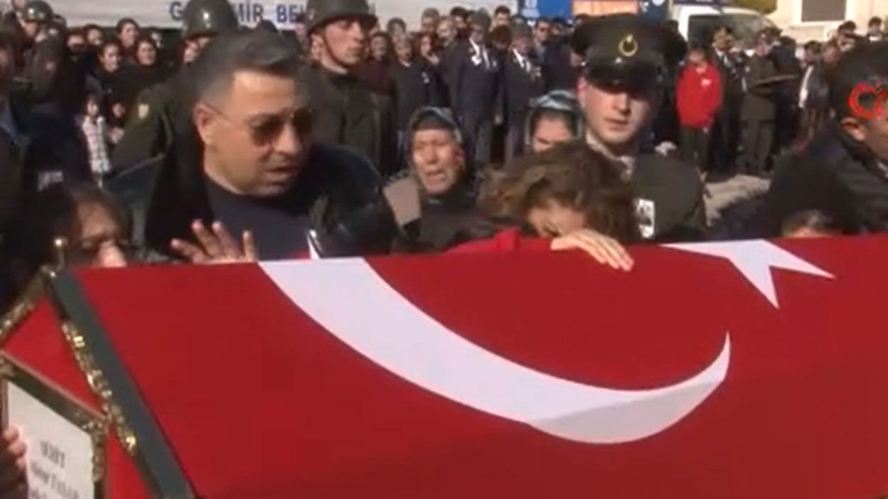 İzmir'de şehide yürek yakan veda: Baba bizi bırakma!