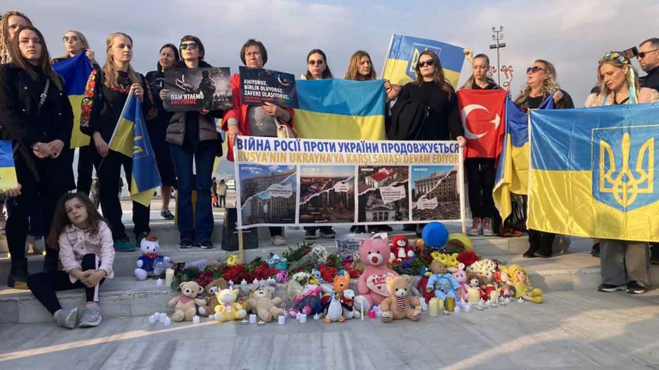Rusya-Ukrayna savaşının birinci yılında, savaşta ölen çocuklar İzmir'de anıldı