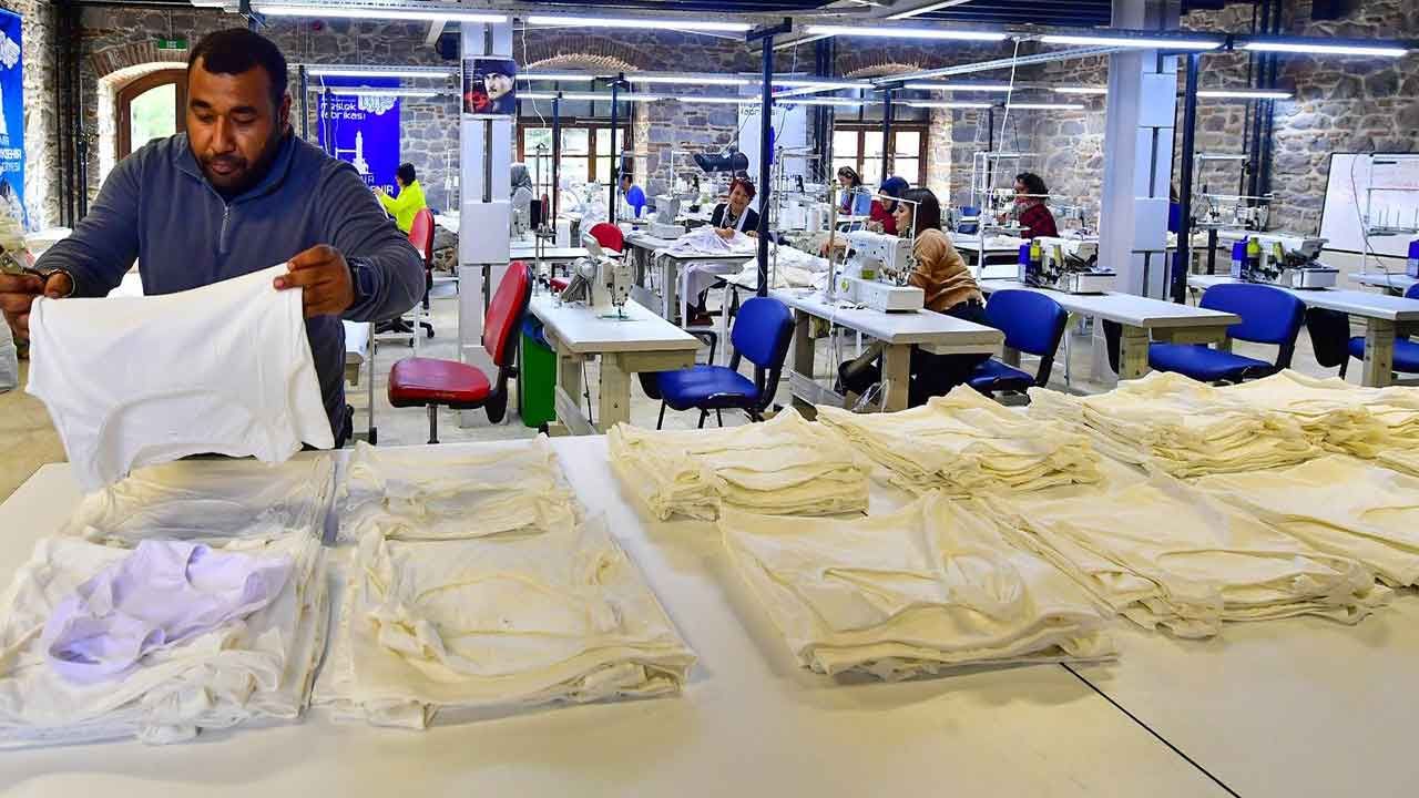 İzmir Büyükşehir şimdi de depremzedeler için iç çamaşırı üretiyor!