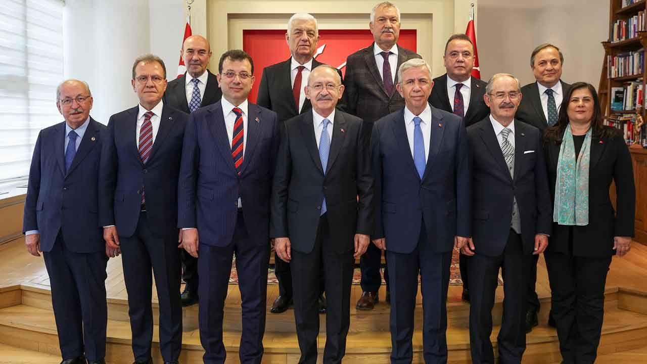Kılıçdaroğlu CHP'li başkanlarla bu pozu verdi. Bir yanında İmamoğlu, bir yanında Yavaş