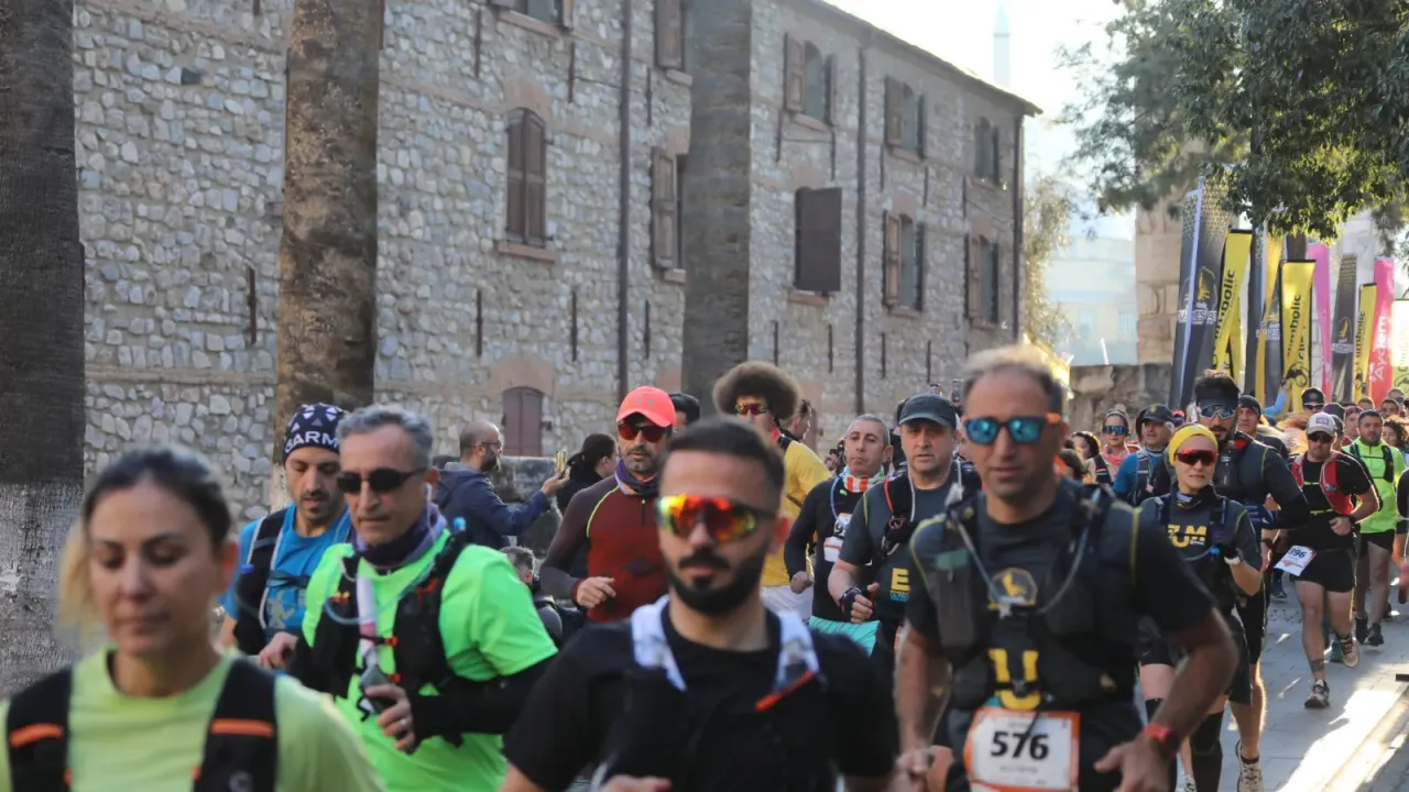 Efes maratonunda sporcular depremzedeleri unutmadı